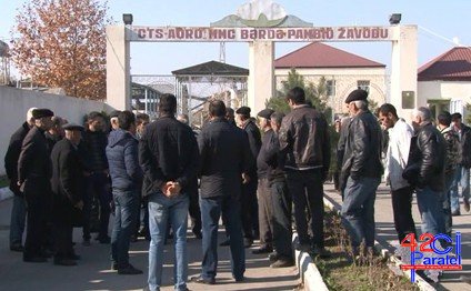 Maaşını ala bilməyənlər ayağa qalxdı (FOTO)