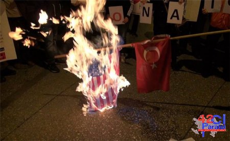 Türkiyə və ABŞ-ın bayrağı yandırıldı