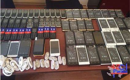 Mobil telefonları cibində keçirmək istədi, amma....