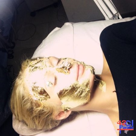 Paris Hilton üzünə qızıldan maska etdirdi - FOTO