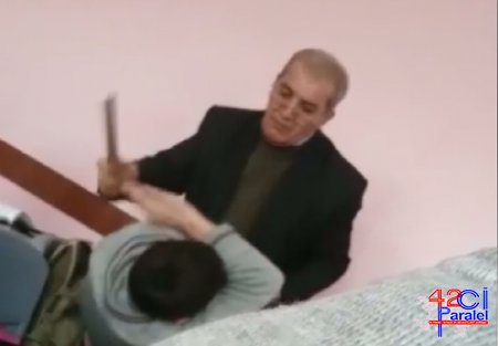 Müəllim sinifdə şagirdi amansızca döydü (VİDEO)