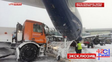 Aeroprotda maşın təyyarəyə çırpıldı (VİDEO, FOTO)