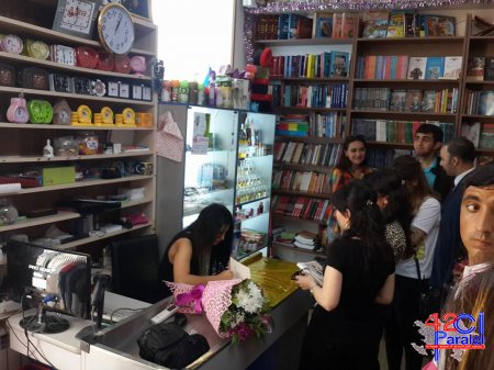 GƏNC YAZIÇI NARGİZİN İMZA GÜNÜ KEÇİRİLDİ.