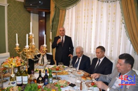 Qarşısında bahalı içkilərin olduğu masada kef çeken Zəngilan rayon  İcra başçısı Ramiz Həsənov......