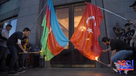 Yerevanda Azərbaycan və Türkiyənin bayraqları yandırılıb – FOTO