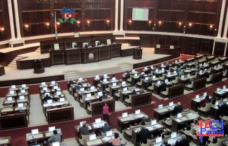 Deputatların etik davranışı ilə bağlı qalmaqallı qanun layihəsi qəbul edildi