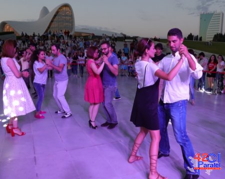 Heydər Əliyev Mərkəzinin parkında tanqo şou və idman dərsi