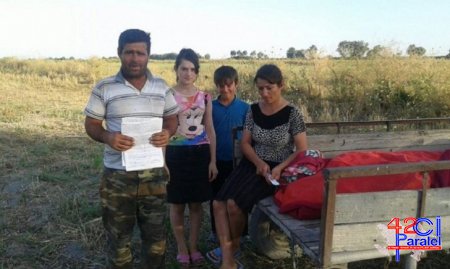Zərdabda evləri əlindən alınan ailə at arabasında yatır- FOTOLAR