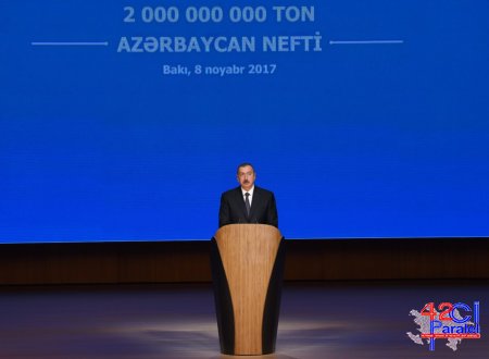 İlham Əliyev Azərbaycanda iki milyard ton neft hasilatı münasibətilə keçirilən mərasimdə iştirak edib